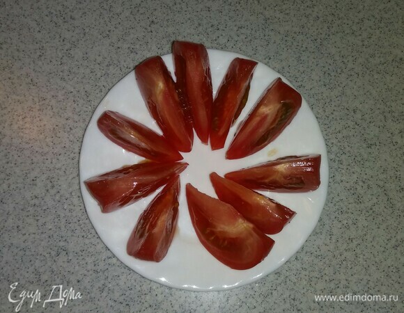 Помидор нарезать средними дольками.