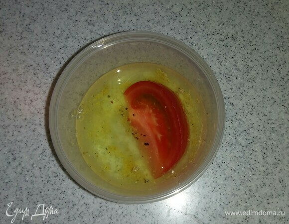 Обмакнуть каждую дольку помидора сначала в яичный белок со специями.