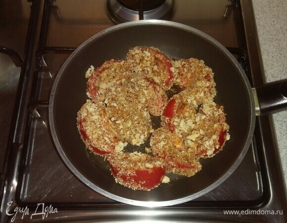 Выложить на разогретую сковороду, предварительно смазанную оливковым маслом.