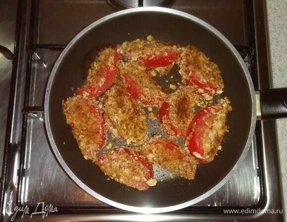 Жарить помидорные дольки по 5 минут с каждой стороны до образования румяной корочки.