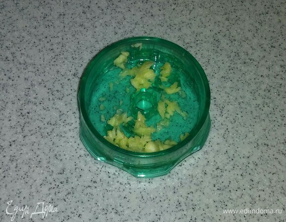 Готовим соус. Для этого нужно измельчить зубчик чеснока.