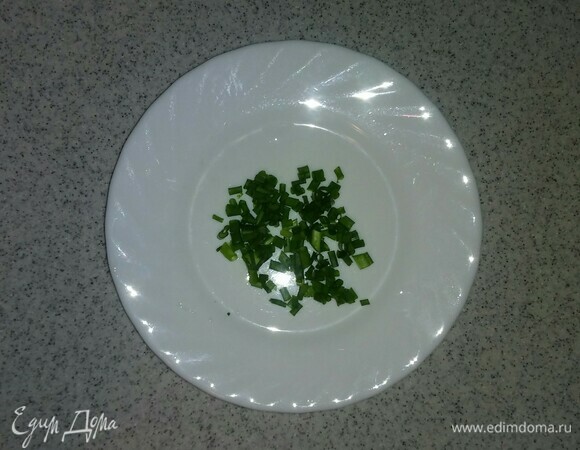 Затем мелко нарезать шнитт-лук. Вместо шнитт-лука можно использовать зеленый лук.