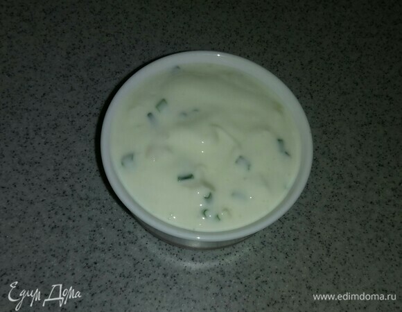 В глубокую емкость выложить йогурт, добавить к нему измельченный чеснок и нарезанный шнитт-лук. Все перемешать. Соус готов.