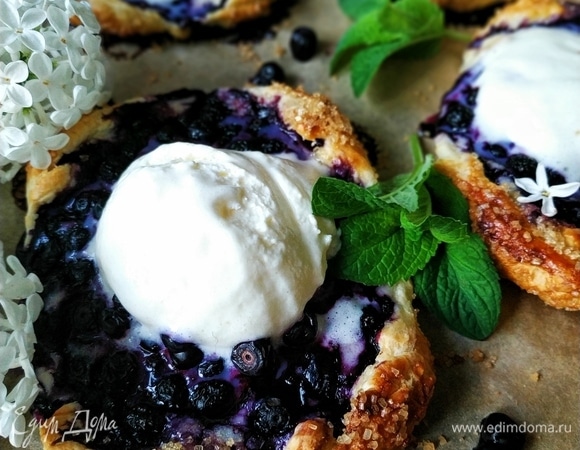 На готовые слойки добавьте по шарику мороженого. Приятного аппетита.