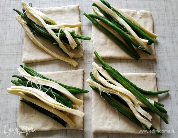 На сыр выложить спаржевую фасоль (предварительно ее отварить в подсоленной воде в течение 4–5 минут). И я еще добавила сыр полосками (у меня домашний сыр чечил).