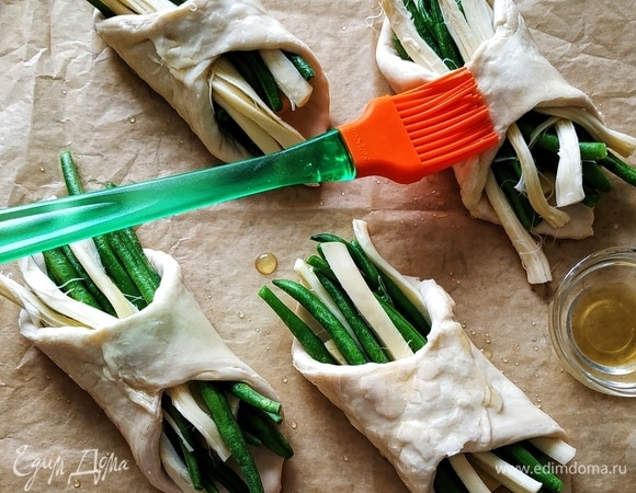 Хорошо защипнуть края слоек, чтобы при выпечке они не раскрылись. Смазать любым сиропом без ягод (у меня апельсиновый сироп). Выпекать при 180°C примерно 15 минут, до готовности.