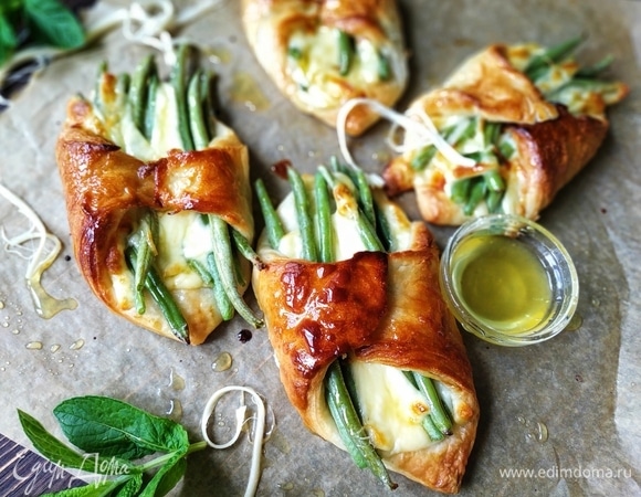 Готовые слойки еще раз смазать сиропом (по желанию). Приятного аппетита.