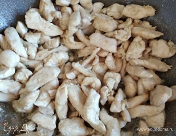 Нарезать куриную грудку на небольшие кусочки. Посолить, поперчить, при желании добавить специи для курицы. Обжарить на растительном масле до готовности. Откинуть на бумажное полотенце, чтобы удалить излишки жира. Остудить.