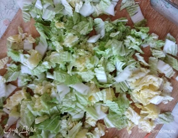 Мелко нашинковать верхнюю часть кочана пекинской капусты.