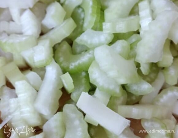 Стебель сельдерея нарезать тонкими пластинами.
