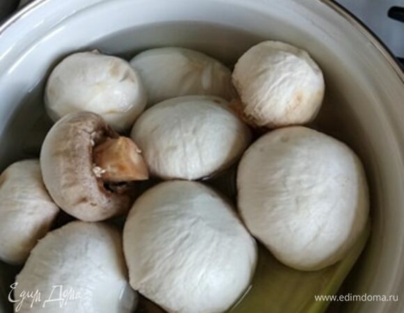 Сначала я сварила бульон. Подготовленные грибы (я их обычно чищу, но если вы этого не делаете, то и не надо), морковь, половинку репчатого лука, сельдерей положила в кастрюлю целиком, залила водой и поставила на огонь. После закипания бульон варился у меня минут 20–25.