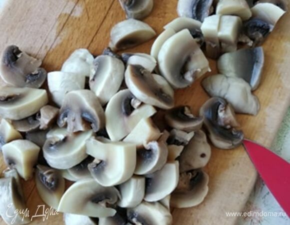Затем достать грибы и чуть-чуть охладить, нарезать их дольками. Овощи можно выбросить. Они нам больше не понадобятся.