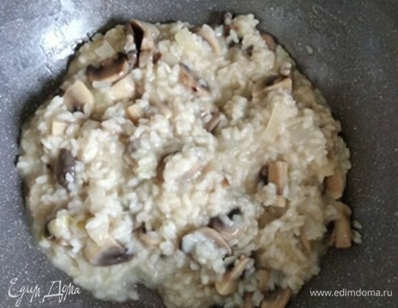Когда рис дойдет до состояния альденте, добавить грибы. Посолить и поперчить. Добавить мелко натертый пармезан. Продолжать помешивать еще минуты три. Ризотто готово. Подавать, посыпав пармезаном. Приятного аппетита!
