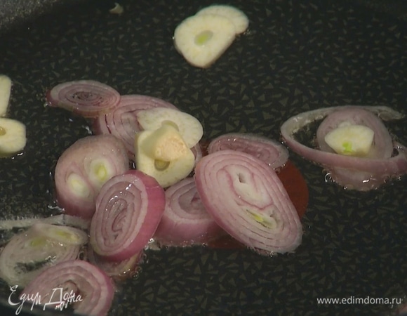 В сковороде-вок разогреть оливковое масло, слегка обжарить лук и чеснок. 