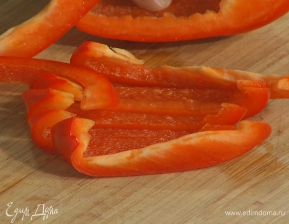 Сладкий перец, удалив семена, нарезать полосками и добавить в сковороду. 