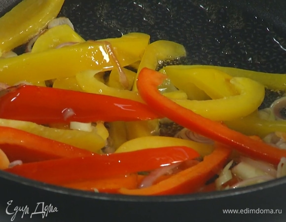 Лимонник мелко нарезать, всыпать к овощам.