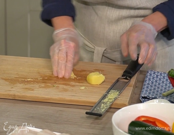 Натереть на мелкой терке 1/2 ч. ложки имбиря и добавить к овощам.