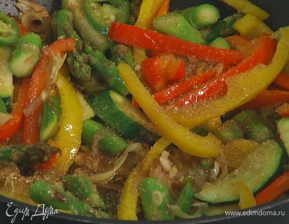 Перец халапеньо нарезать кольцами, добавить в вок, всыпать сахар, все перемешать и довести овощи почти до готовности.