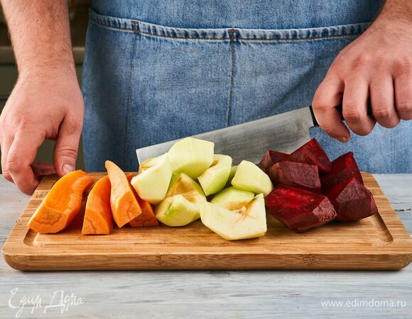 Свеклу, морковь и яблоки очистите от кожуры и нарежьте на средние дольки.