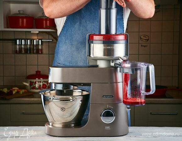 Установите на кухонную машину KENWOOD насадку-соковыжималку и выдавите сок из моркови, свеклы и яблок.