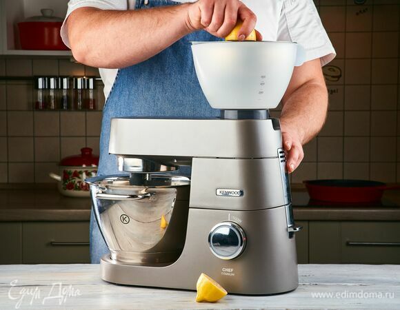 С помощью насадки-пресса для цитрусовых выдавите сок половины лимона.