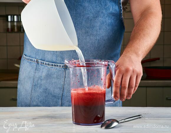 Перемешайте яблочно-свекольный сок с лимонным.