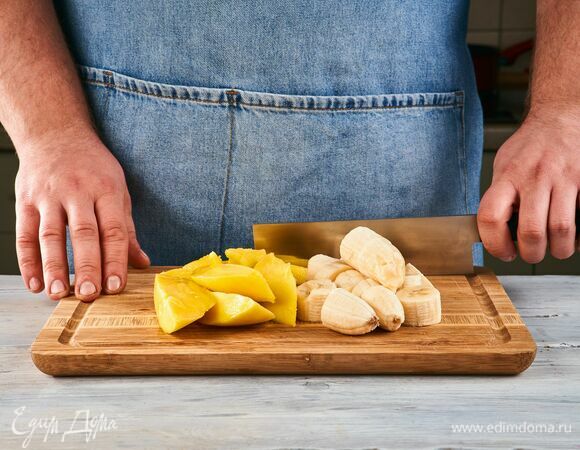 Банан и манго очистите и нарежьте на небольшие дольки