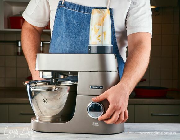 Установите на кухонную машину KENWOOD насадку-смузи. Взбейте ласси.