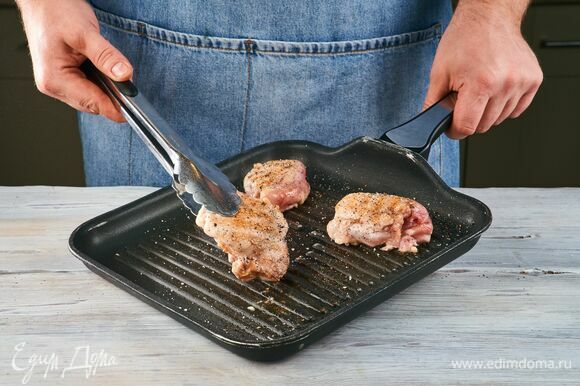 Куриное филе, разрезанное на три части, посолите, поперчите и обжарьте на сковороде-гриль до готовности.