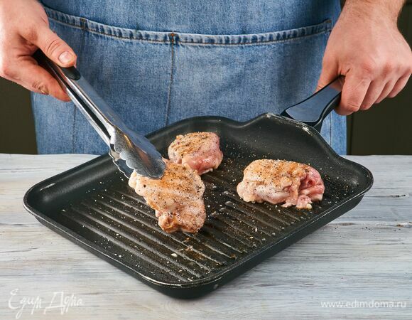 Куриное филе, разрезанное на три части, посолите, поперчите и обжарьте на сковороде-гриль до готовности.