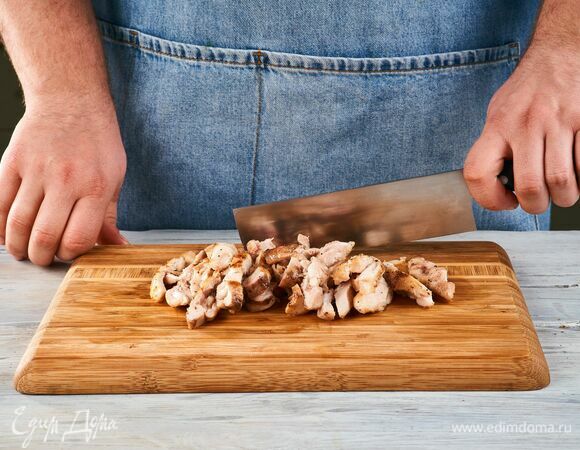 Нарежьте курицу небольшими кусочками.