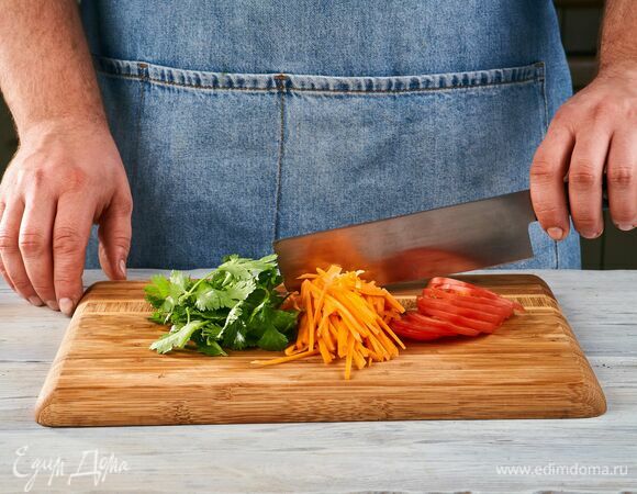 Морковь почистите и нарежьте брусочками, помидор нарежьте кружками. Зелень промойте и обсушите.