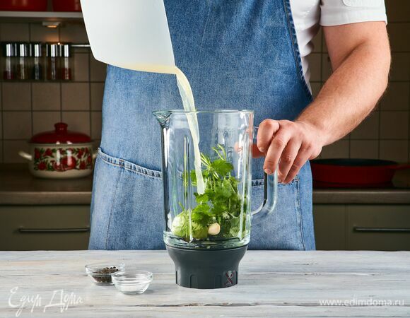 Положите в чашу блендера кинзу, мякоть авокадо, очищенные зубчики чеснока, перец чили.