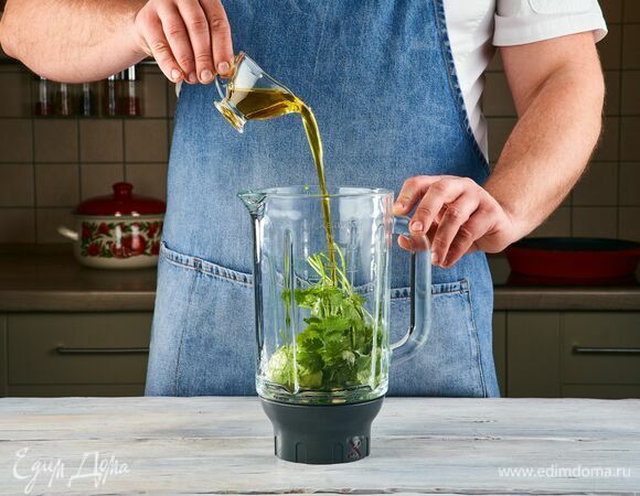 Добавьте лимонный сок, масло, соль, перец.