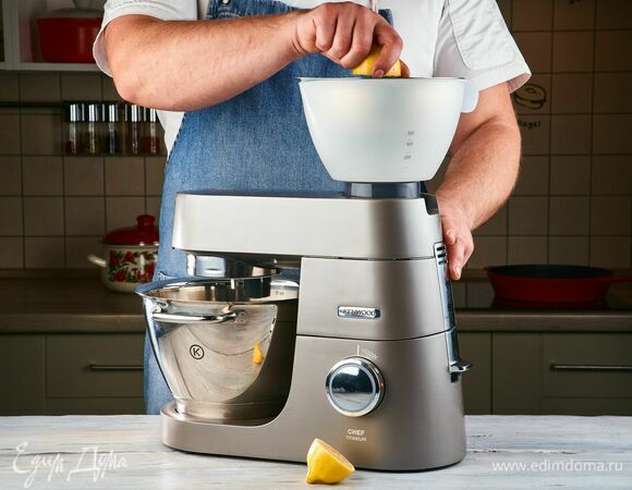 С помощью насадки пресс для цитрусовых выжмите сок из половины лимона. Добавьте сок в чашу блендера.