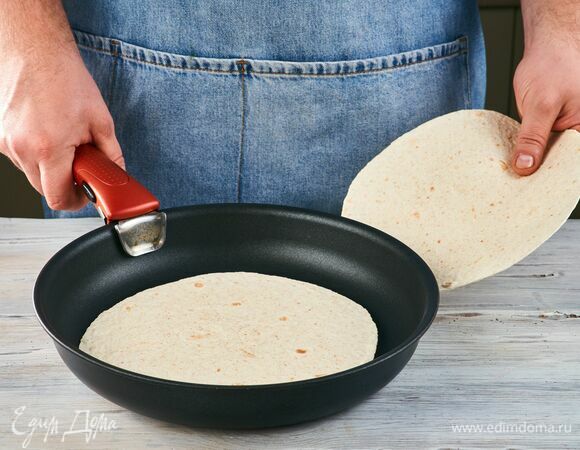 Лепешки прогрейте на сухой сковороде.