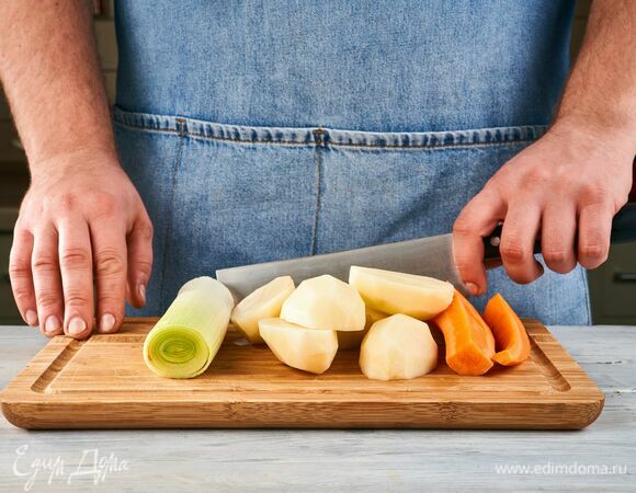 Очистите лук-порей картофель, морковь и чеснок.