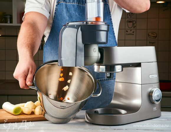 Установите на кухонной машине KENWOOD насадку-овощерезку. Нарежьте все овощи.