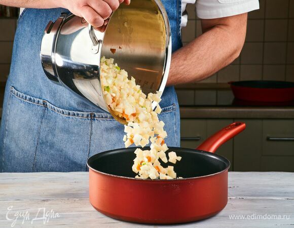 Все овощи слегка обжарьте на оливковом масле.