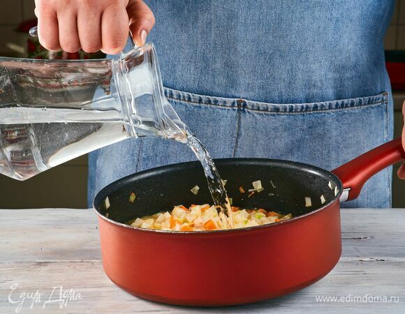 Добавьте воды, тушите 20–25 минут до готовности.