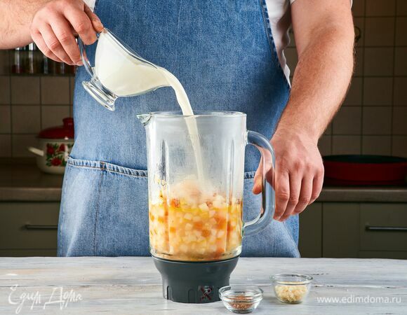 Выложите сваренные овощи в чашу блендера. Добавьте сливки, рубленый чеснок и мускатный орех.