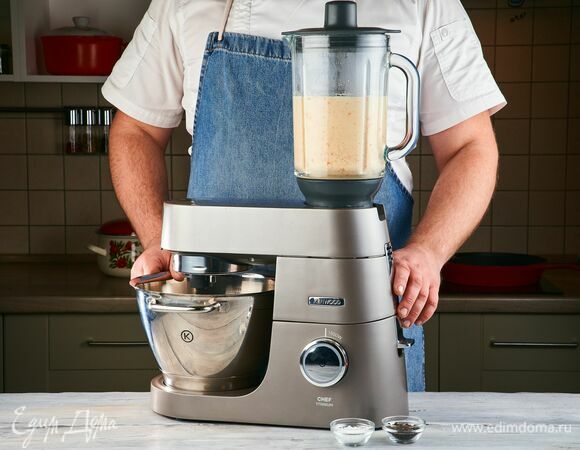 С помощью кухонной машины KENWOOD и насадки-блендер пюрируйте овощи с бульоном, в котором они варились.