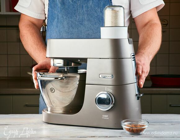 С помощью мультиизмельчителя, установленного на кухонную машину KENWOOD, измельчите овсяные хлопья и миндаль.