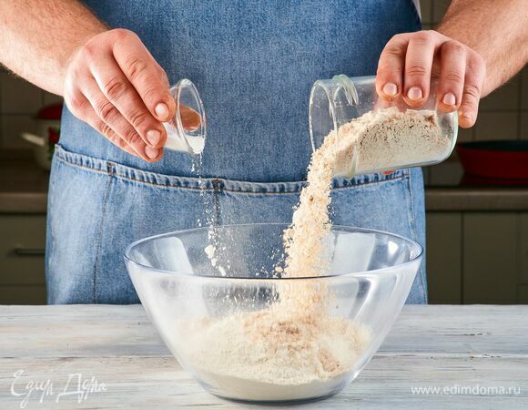 Смешайте хлопья с мукой и разрыхлителем.