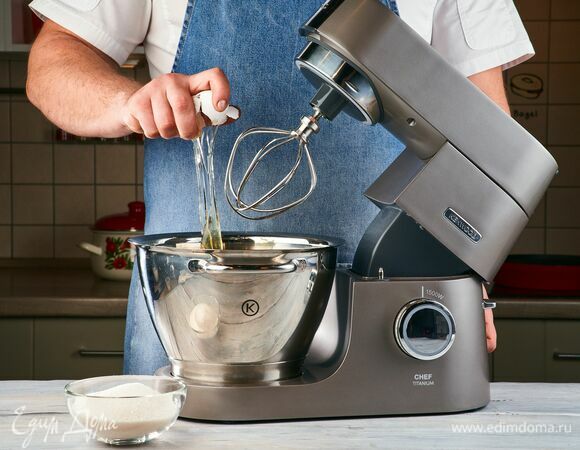 В отдельной чаше с помощью насадки-венчика взбейте яйца с сахаром.