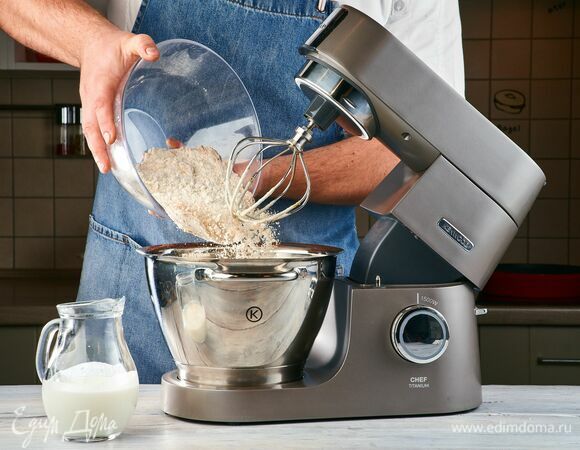 Добавьте мучную смесь и кефир.