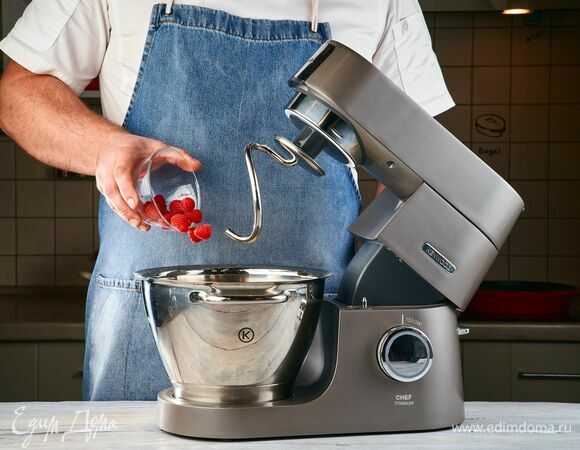 Добавьте малину. Замесите тесто с помощью насадки-крюк для замешивания теста.