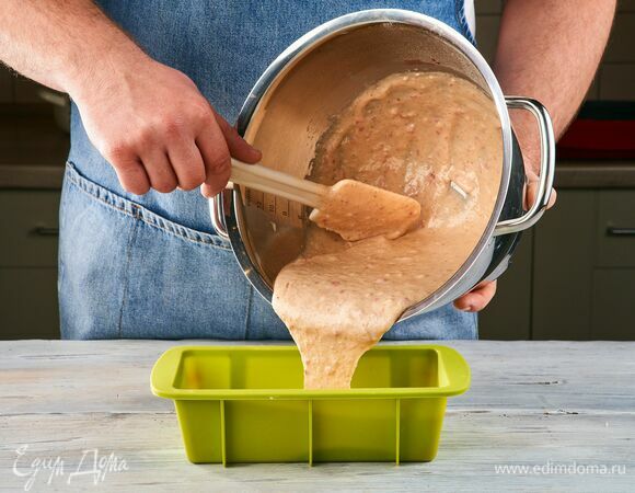 Выложите тесто в форму для запекания.<br />
Выпекайте в духовке, разогретой до 180 °C, около 50 минут. Готовность кекса проверяйте зубочисткой.