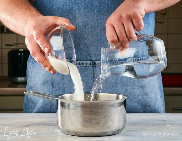 Предварительно охладите специальную чашу из мороженицы в течение 8–12 часов в морозильной камере.<br />
Смешайте в кастрюле воду и сахар.