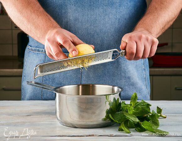 Натрите в кастрюлю цедру одного лимона. Добавьте веточку мяты.<br />
Доведите до кипения и проварите на медленном огне до образования густого сиропа. Дайте ему остыть. Веточку мяты удалите.